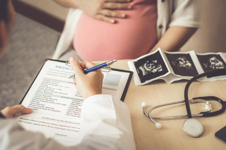 pregnant woman at doctor 